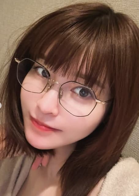 「盛れましたのでどうぞ」グラドル・岸明日香 可愛すぎるメガネ姿を披露！