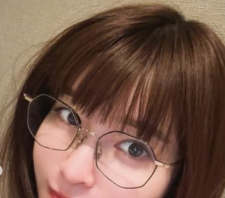 「盛れましたのでどうぞ」グラドル・岸明日香 可愛すぎるメガネ姿を披露！