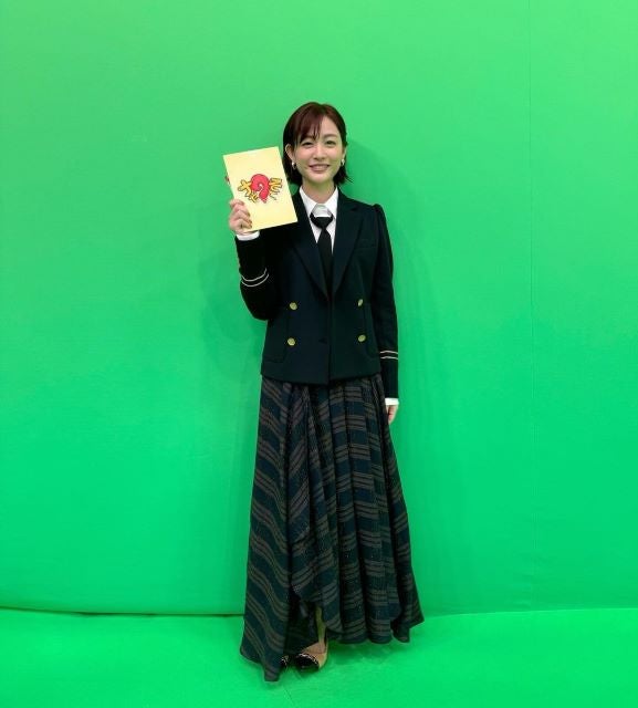 「あらいーな」新井恵理那の制服風ファッションが可愛すぎると話題！