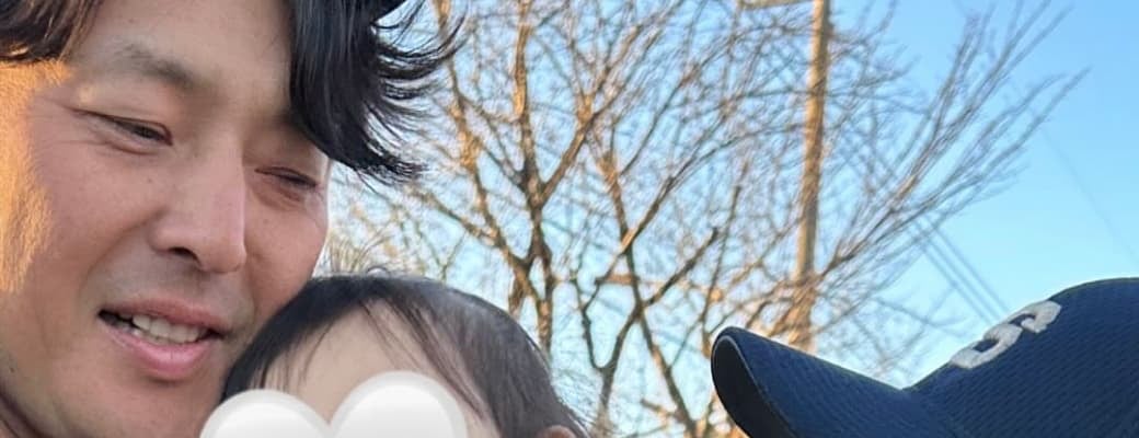 岩隈久志、仲睦まじいファミリーショットにファンほっこり！「息子さん、パパに後ろ姿がそっくり」「素敵なご家族の様子」