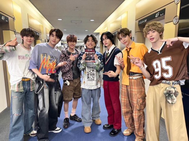 優里 イケメン韓国アイドルグループとの記念ショットを公開！「イケメン集団に混ざっても見劣りしない」