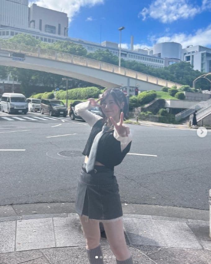 松井珠理奈がミニスカート姿を披露「この丈のスカート久しぶりでちょっとドキドキ😂💓」