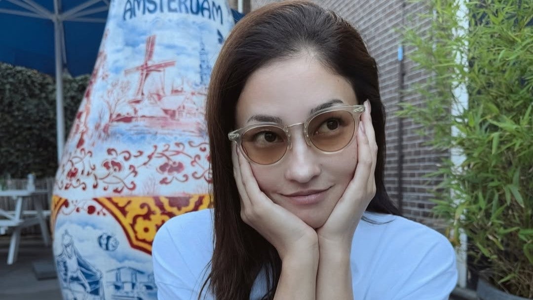 ノースリ×水辺の透明肌にうっとり…“女優のオフ感”が完全に別格