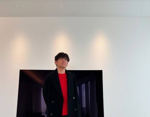 シンプルなのに存在感抜群…このスタイル、真似したい！岡田圭右の雰囲気、まさに