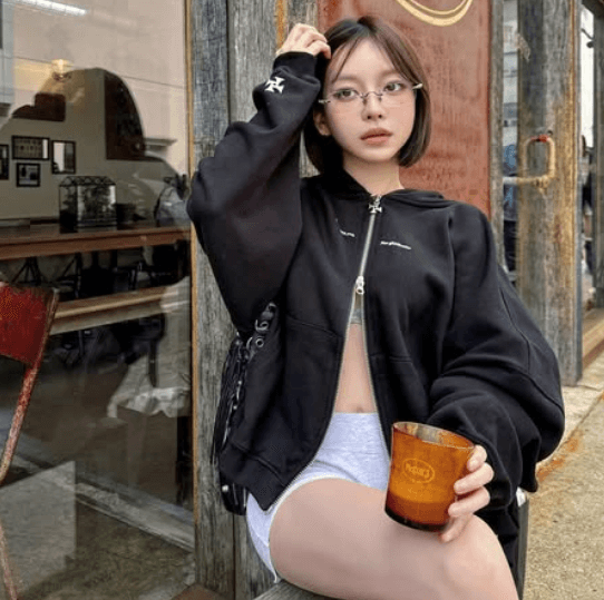 「カワイイ」海外の人気モデル、室内の美腹筋＆屋外美ショットにファン惚れ惚れ「めっちゃお洒落」