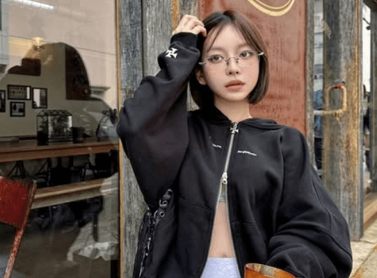 「カワイイ」海外の人気モデル、室内の美腹筋＆屋外美ショットにファン惚れ惚れ「めっちゃお洒落」