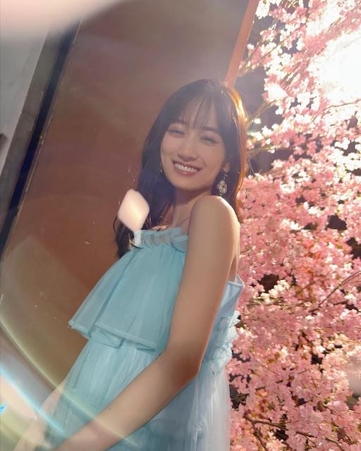 グループ卒業の山下美月 デコルテ露わなキャミドレスでファン魅了