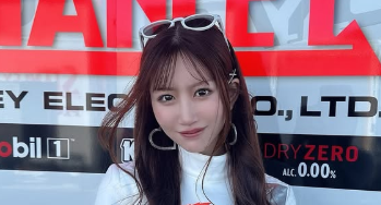 日南まみ、SUPER GT富士戦でのオフショット公開「明日の決勝に期待！」