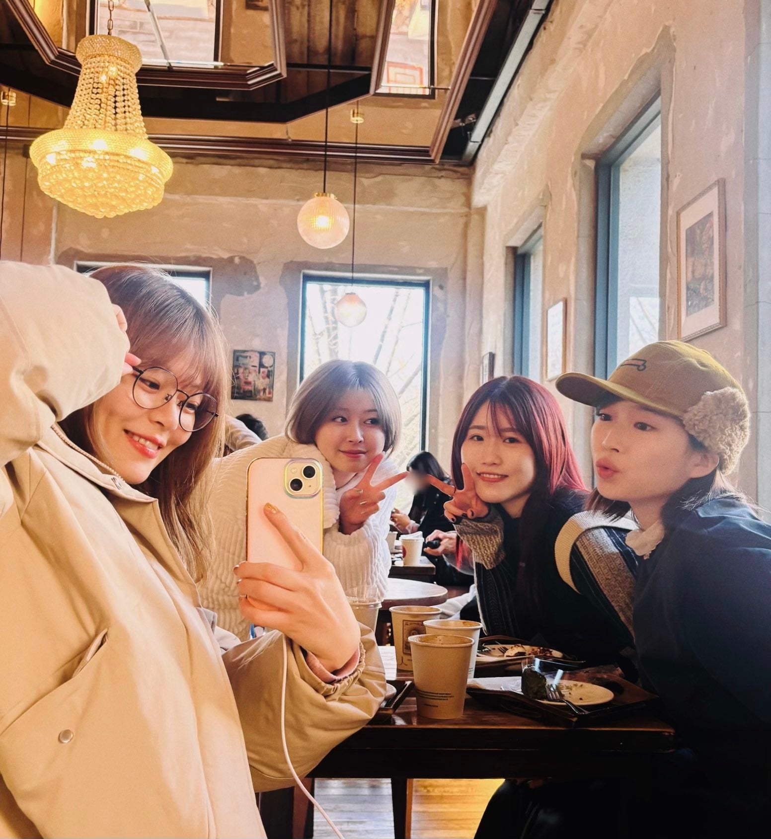 結束バンドのメンバーが勢ぞろい! 声優・鈴代紗弓の韓国公演オフショットが話題に