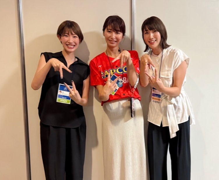 秋本愛、ネーションズリーグ会場で“Vポーズ”の3ショットを公開！