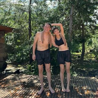 夫婦で紙パンツにどハマり⁈ あの人気芸人の美人妻 夫婦ラブラブショット公開で話題に