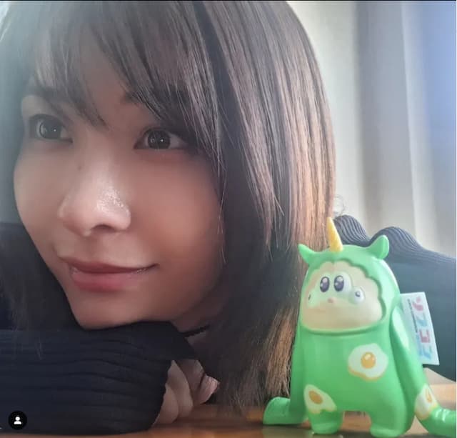 山崎真実が「ゾンビ人形」とのツーショット写真にファンから「可愛い」の声が続出！