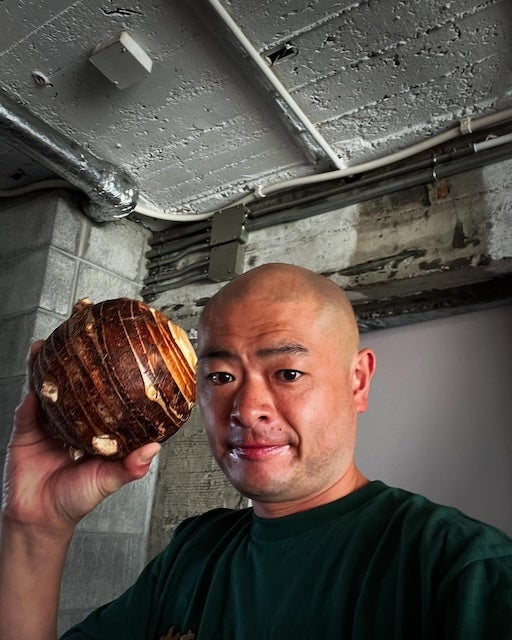 「巨大な〇〇チップス？」あばれる君の投稿写真に突っ込みコメント続出