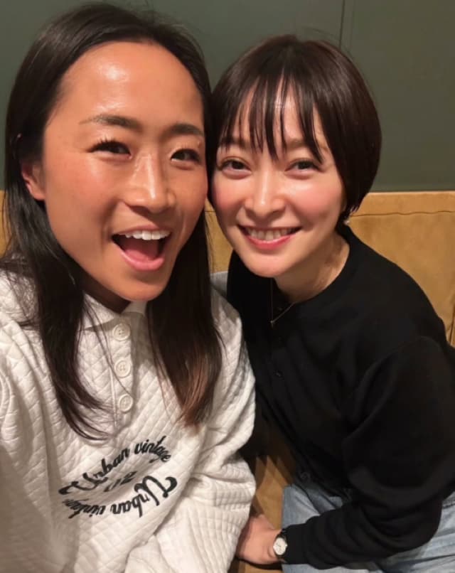元モーニング娘。市井紗耶香がホッケー女子日本代表・及川栞との2ショットを披露