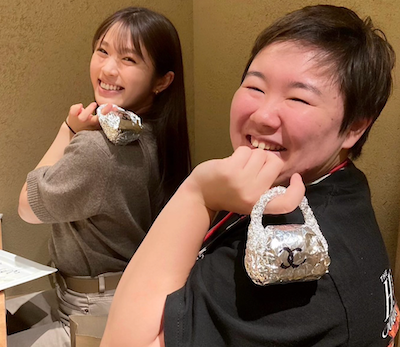 渋谷凪咲とやす子の「#おにぎりCHANEL」が話題 ご飯の残りがCHANELのバッグに！