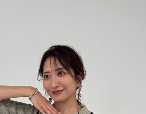元日本テレビアナウンサー・笹崎里菜、「言われるがままなんだかよく分からないポーズ」の写真をアップ！
