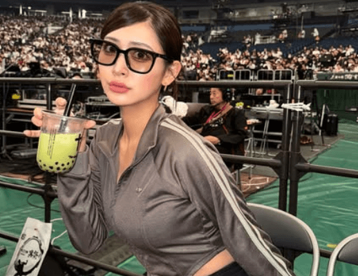 「K1応援隊してきました」人気ラウンドガール、K1試合の現地観戦へ！美オーラMAXショットを披露