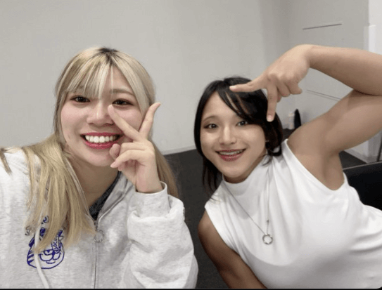 STARDOM【スターダム】 羽南と飯田沙耶、真逆のコーデでサイン会！ファンと楽しい交流