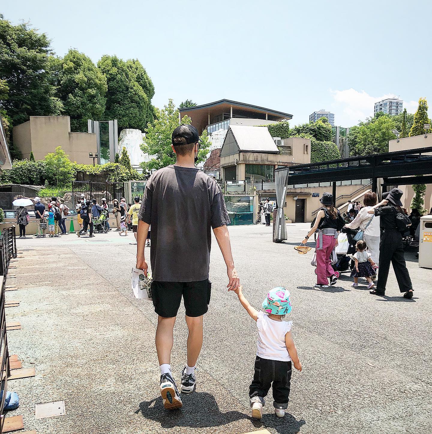 身長差がすごい😂JOYさんと愛娘の手繋ぎショットが話題❗️「可愛すぎるべ🤣」