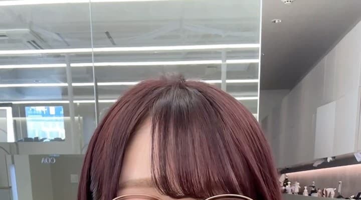 カメラ目線！＝LOVE・大谷映美里がキュートなメガネコーデを公開