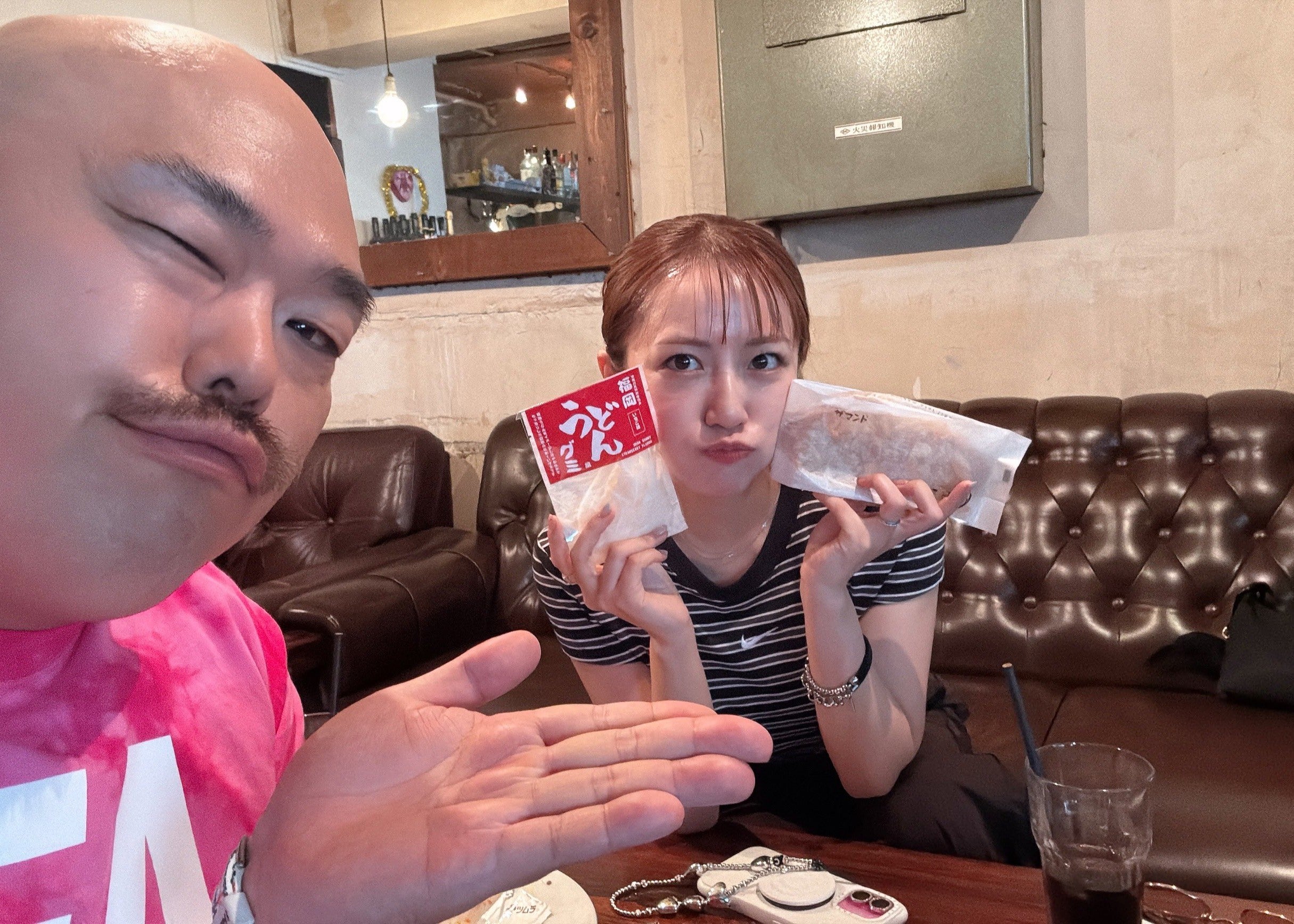 クロちゃんからの福岡みやげに高橋みなみが反応　クロワッサン＆うどん風グミに興味津々