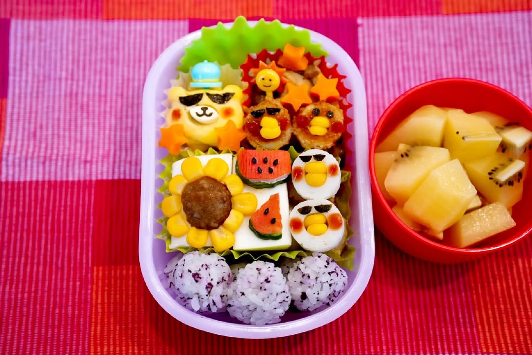 柳原可奈子、キャラがサングラスをかけたサマーバケーション弁当を大公開！「娘さんの笑顔が目に浮かびます」