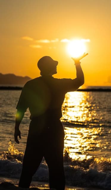 元プロ野球選手 糸井嘉男 太陽を使ってかめはめ波！お茶目な一面を見せる