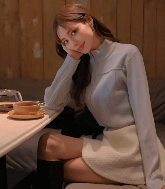 「ほんとにママなの？」国宝級美女インフルエンサー、カフェで魅せた”ロマンティック美脚＆ウインク”にファンガチ惚れ！「年々若返ってるよ〜」