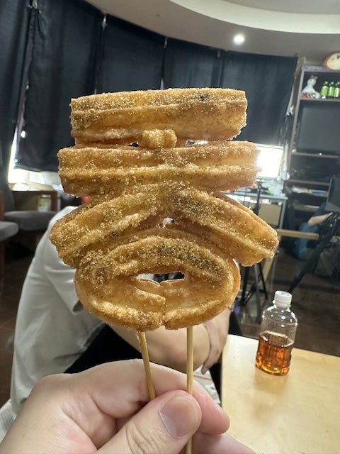 東海オンエア・虫眼鏡が不思議なチュロスを公開「たくさんお酒呑むからです」