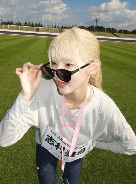 「きゃわです」ブロンド美女スポーツモデル・志村美希、”桜メダル”を手に青空美麗ショットを披露！