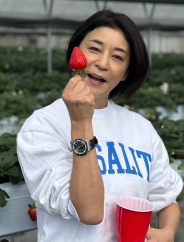 「めっちゃデカい‼」高嶋ちさ子ガ手に持っている〇〇にファン驚愕‼