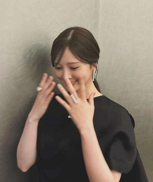 白石麻衣が新年初投稿　黒のドレス姿に「可愛すぎてびっくり」