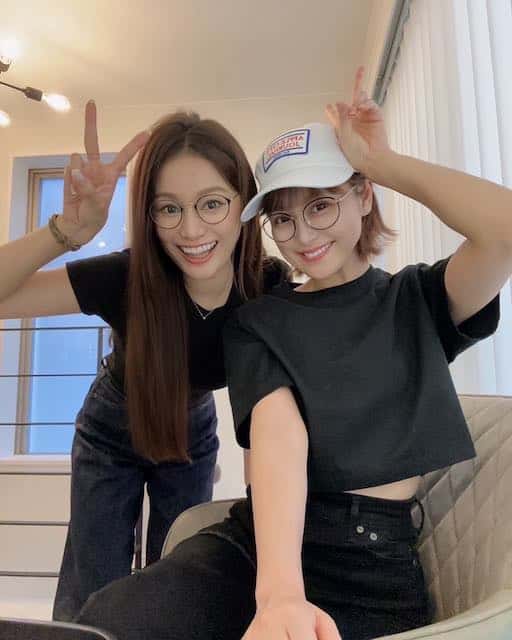 鈴木奈々が青木英李とお揃いメガネの2ショットを公開！