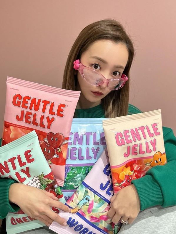 サングラスが似合い過ぎてる板野友美が可愛すぎる😍「なんまいめ？💭」