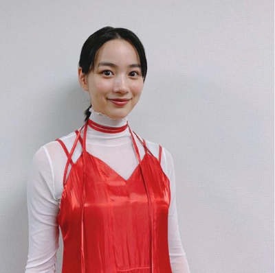 のん「赤、永遠に好きだな💃」美しいワンピース姿を披露👀✨