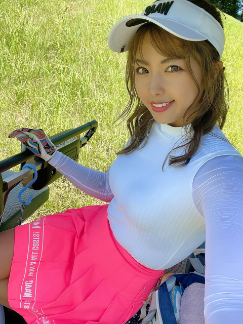 元グラドルゴルフ女子、"美ボディはち切れ寸前⁉"ゴルフウエアの激カワスマイルショットにファン悶絶！