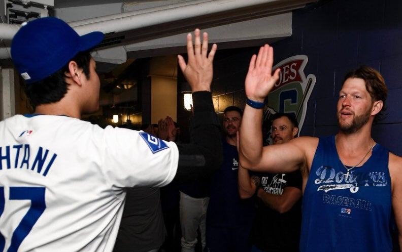 大谷 復帰を飾ったサウスポーとハイタッチ