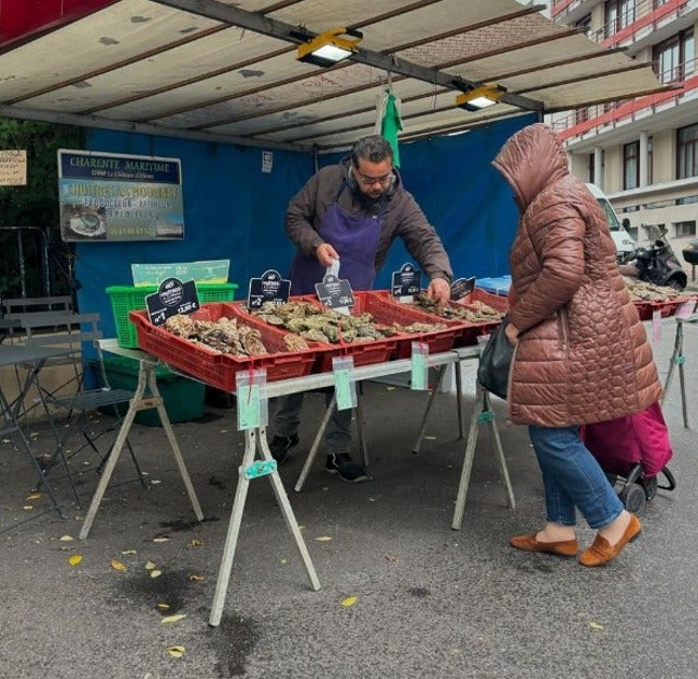 猫沢エミがフランスのマルシェで牡蠣をダース買い！