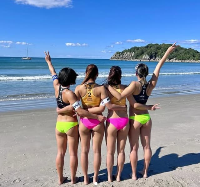 「後ろ姿本当に素敵すぎます」衣笠乃愛が美しい海を眺めながらチーム結束の後ろ姿を公開！