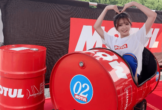 「ウィンクされてハートが」看護師兼任の美女レースクイーン、“ドラム缶風・ミニカー”のユニークショットにファン歓喜！