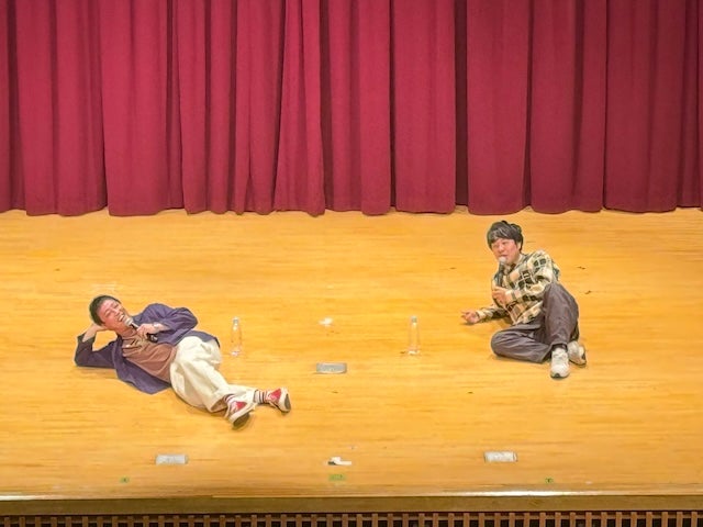 「この態度とは思えないほどの面白さ」人気芸人が学園祭で手抜き？様子が話題に
