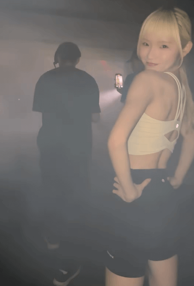 「スタイル神がかってる！」金髪のマラソン美女、イベント舞台袖→ステージの激レアムービーに反響続出！「脚長っ！細っ！背中美しすぎる」