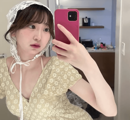 「頭に被ってるやつ可愛いね」元プロ野球の美女チア、室内で魅せた”ずきん・ショット”がキュートすぎと話題