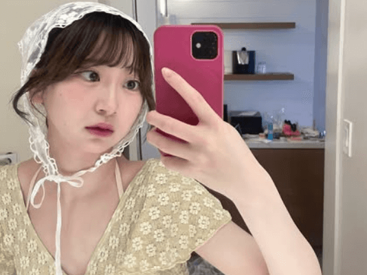 「頭に被ってるやつ可愛いね」元プロ野球の美女チア、室内で魅せた”ずきん・ショット”がキュートすぎと話題