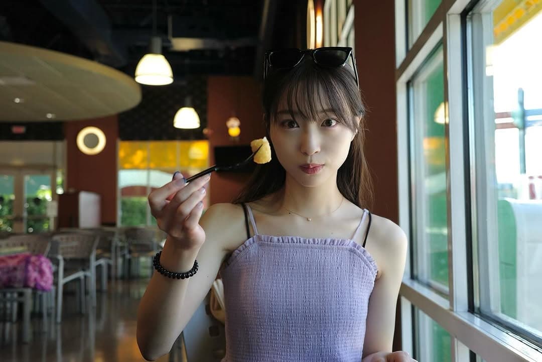 林佑香、卒業旅行でアメリカのディズニーへ。キャミソール姿が可愛いと話題に！