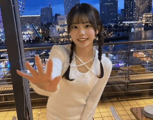 おさげの美女タレント、手を差し出し”一緒に見たかったんだもん・ショット”を披露！「僕の目には夜景より美しいものが映ってる。」