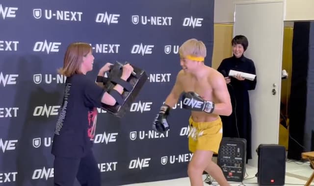 吉田沙保里が武尊の公開練習に参加！パンチを受けて応援