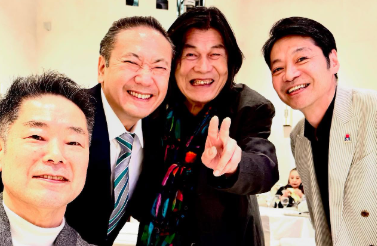 「真っ当なのはトシさんだけ!?」鎧塚俊彦、異才揃いの文化人集団に交じり“副幹事長”就任を報告！