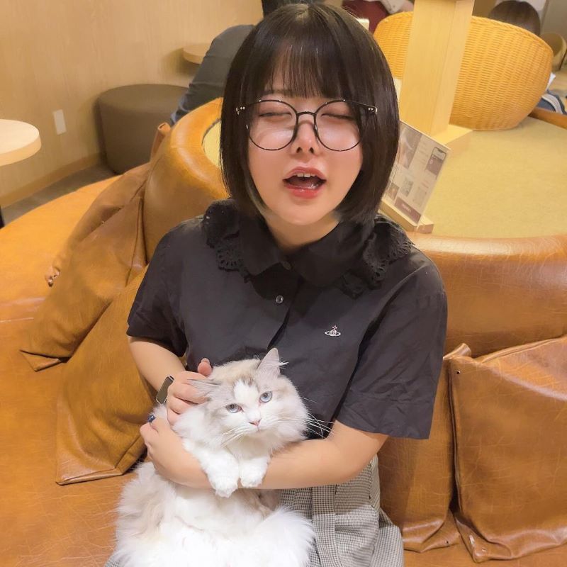 あの人気インフルエンサーと猫の2ショットが可愛すぎると話題に