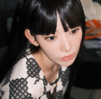 LE SSERAFIM・宮脇咲良がLVスタイルで登場✨「黒髪ぱっつん超かわいい！！」